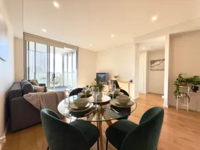 Chic 1BR Condo next to Croydon Station - Image 4