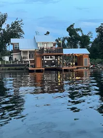 Luxurious Lake House - Image 2