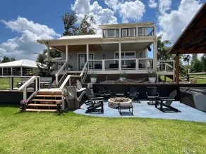 Luxurious Lake House - Image 4