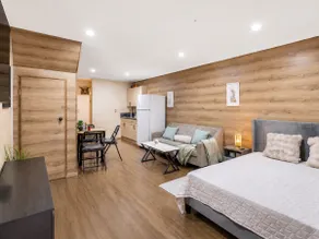 Elegant Studio Oasis, Pool, Parking,near Americana - Image 5