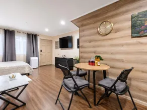 Elegant Studio Oasis, Pool, Parking,near Americana - Image 3