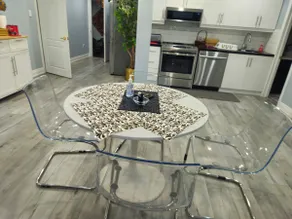 Bright 2 Bedroom Apartment, free parking, Wi-Fi - Image 3