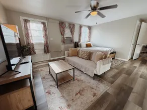 Historic 1BR Apt • 2 Queen Beds • Near VSU & SGMC - Image 2
