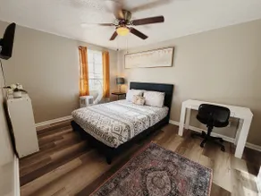 Historic 1BR Apt • 2 Queen Beds • Near VSU & SGMC - Image 4