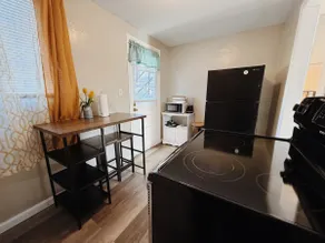 Historic 1BR Apt • 2 Queen Beds • Near VSU & SGMC - Image 3