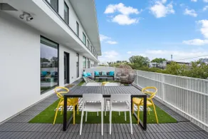 Bright & Airy Loft Huge Patio, Gym, Pool, Parking - Image 3