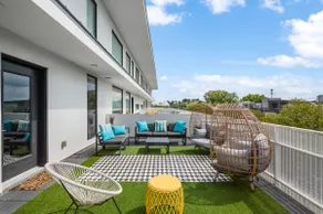 Bright & Airy Loft Huge Patio, Gym, Pool, Parking - Image 4