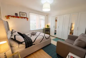 Stylish Edgware flat with free parking - Image 2