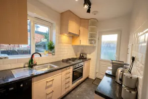 Stylish Edgware flat with free parking - Image 4