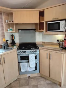 Comfortable 2 bed caravan sleeps 4. - Image 3