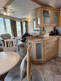 Comfortable 2 bed caravan sleeps 4. - Image 5