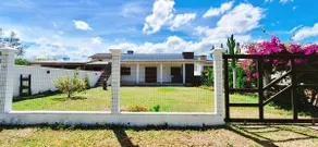 3-bedroom house, cozy, 1 min to the beach. - Image 2