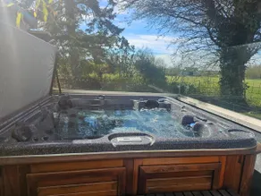 Contemporary Dublin Suite with hot tub-10 min drive to Dublin Airport - Image 2
