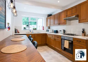 Spacious 3BR Stay | Sleeps 6 | WiFi/Prime Location - Image 4