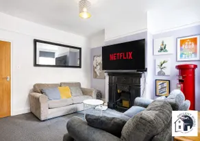 Spacious 3BR Stay | Sleeps 6 | WiFi/Prime Location - Image 3
