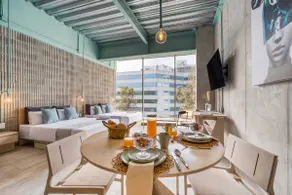 Urban-Chic Suite | 2 Queen Beds, Gym & Roof - Image 2