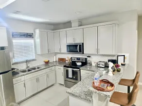Gated, elegant condo w/yard•Walk to dining & shops - Image 2