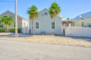 W15 - 3 bed, 2 bath Caribbean Bungalow with Dockag - Image 3