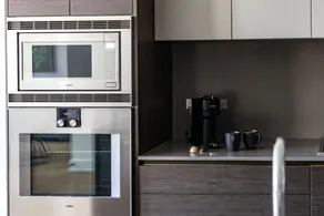 Luxury SOHO Styled Two-Level Townhouse - Old Town - Image 2