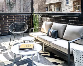 Luxury SOHO Styled Two-Level Townhouse - Old Town - Image 3