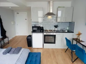 Market Haven Kingsize Studios Town Centre with Netflix, Business & Leisure travellers, multiple units available - Image 5