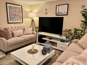 Well-Appointed and Cozy Studio with Parking - Image 2