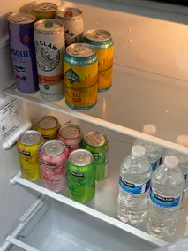 Studio near Downtown w Spa Shower, Snacks, Drinks! - Image 3