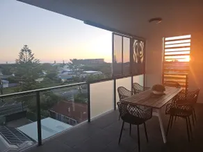 Modern Coastal Apartment - Walk to beach and shops - Image 3