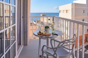 Miramar, Apartment with king-size bed and double bed - Image 2