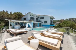 Icarus Luxury Beachfront Villa - Image 4