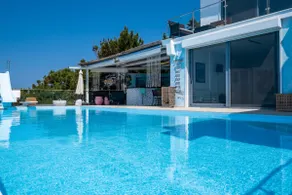 Icarus Luxury Beachfront Villa - Image 3
