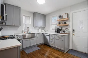 Midtown Stay: Near Creighton-CHI. King Bed, Yard - Image 3