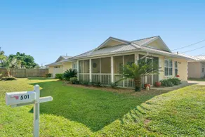 Contemporary Bungalow / West End PCB / Available NOW! / Perfect for Family - Image 3