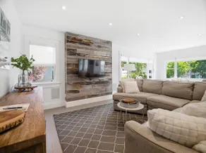 Modern Lake House - Image 3