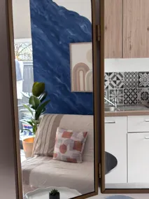 Stylish Blue Studio & Private Parking for a Couples Getaway - Image 2