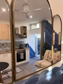 Stylish Blue Studio & Private Parking for a Couples Getaway - Image 4
