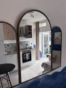 Stylish Blue Studio & Private Parking for a Couples Getaway - Image 3