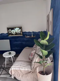 Stylish Blue Studio & Private Parking for a Couples Getaway - Image 5