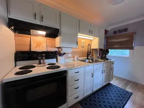 Cottage w/Jacuzzi - centrally located, comfy beds! - Image 4