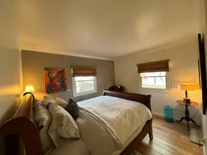 Cottage w/Jacuzzi - centrally located, comfy beds! - Image 5