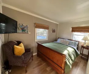 Cottage w/Jacuzzi - centrally located, comfy beds! - Image 3