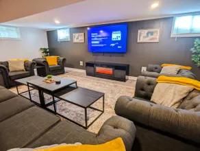 Spacious • King • Games • Fire Pit • 5 Min to Zoo! - Image 2