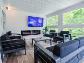 Spacious • King • Games • Fire Pit • 5 Min to Zoo! - Image 4