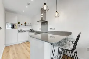 Luxury apartment with balcony and parking - Image 5