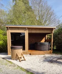 Lakeside Chalet Optional HotTub/sauna sleeps 8-10 - Image 4