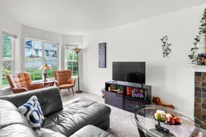 Stylish getaway near town, park and amenities! - Image 2