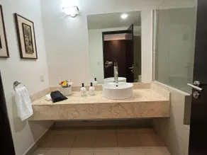 Executive suite, 2 queen beds, gym, in Interlomas - Image 4