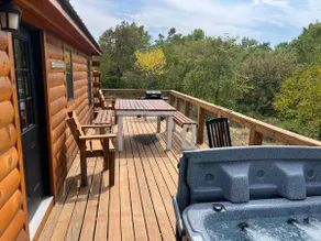 Log Cabin on the waterfall - Image 3