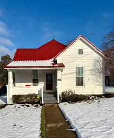 Bourbon Trail Farmhouse | Main St & Wineries - Image 2