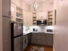 Cozy Downtown Suite + Coworking (3S) - Image 4